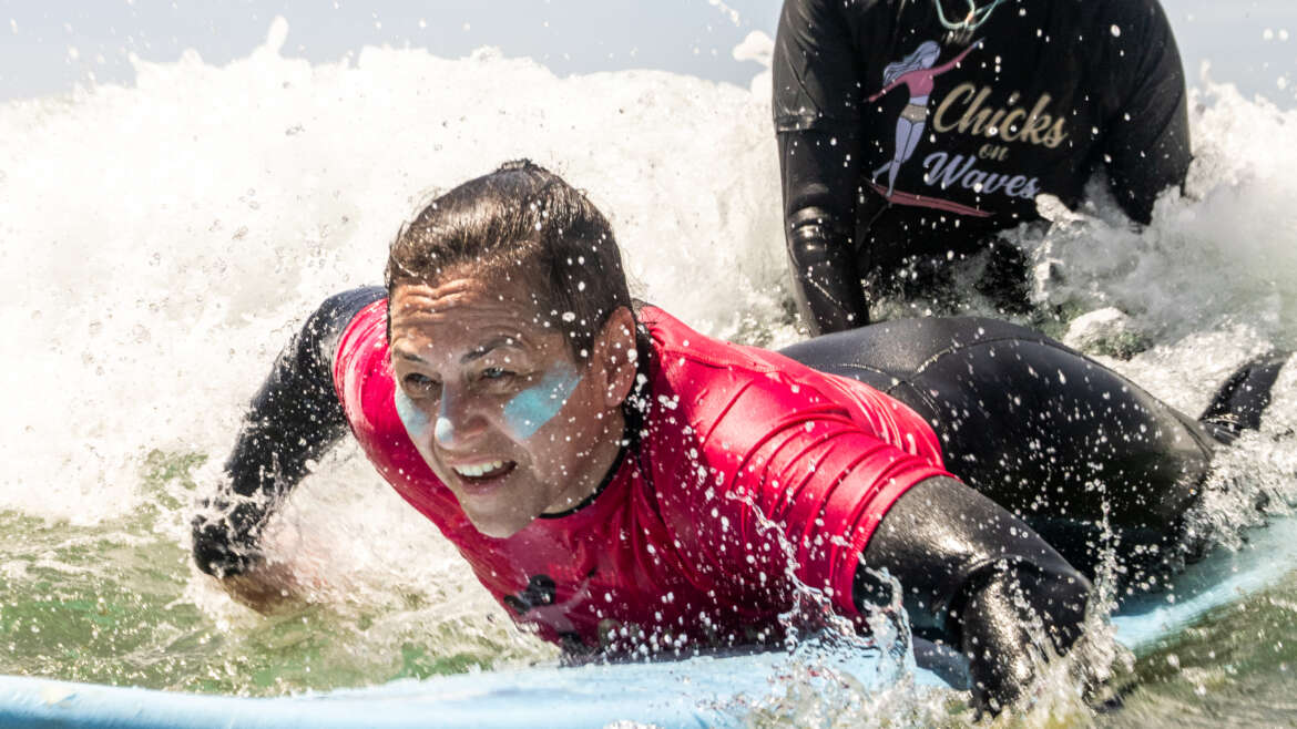 Surf, Kraft und Balance: Was Frauen vom Surfen für ihr Training lernen können