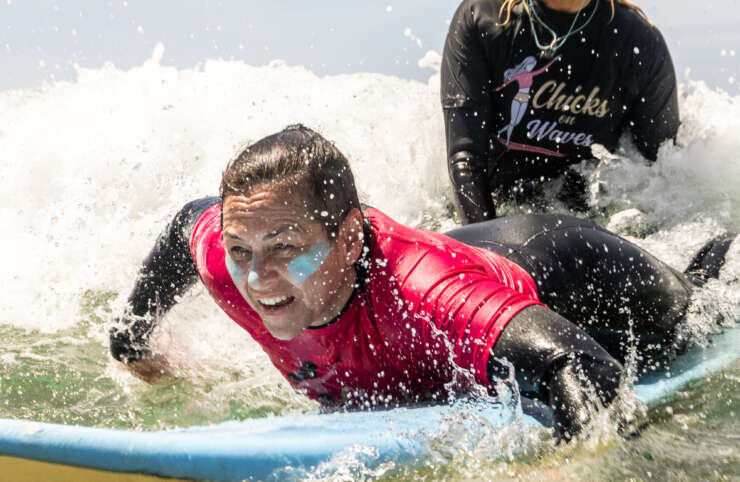 Surf, Kraft und Balance: Was Frauen vom Surfen für ihr Training lernen können